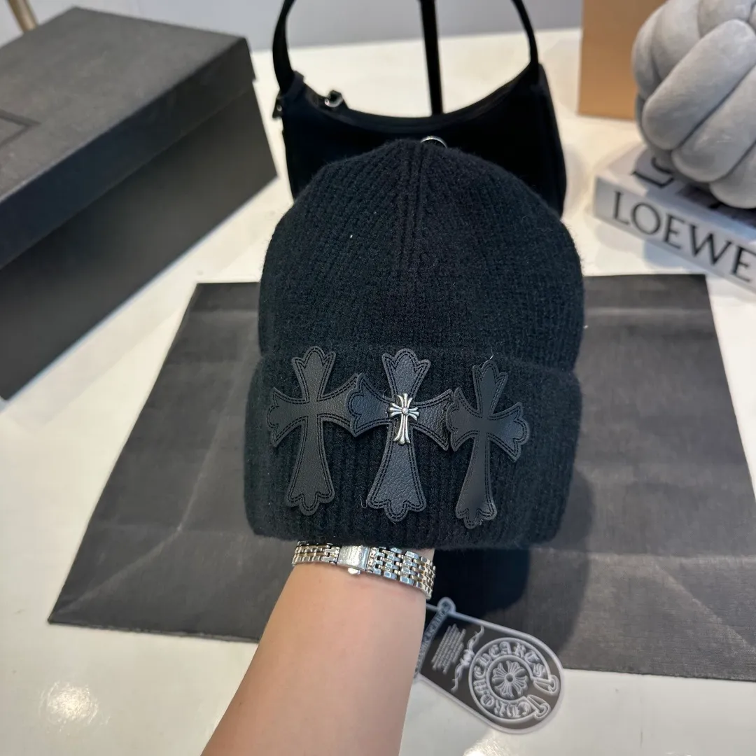 P56 Crow Heart Autumn and Winter Wool Knitted Beanie This must be a favorite of minimalism. It is clean, neat, fashionable and versatile, and will definitely not be picky about your face shape! A fashionable classic that lasts forever! Fashionable black and white can be purchased together
